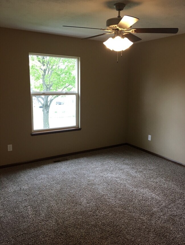 Building Photo - Home in Excellent Family Neighborhood