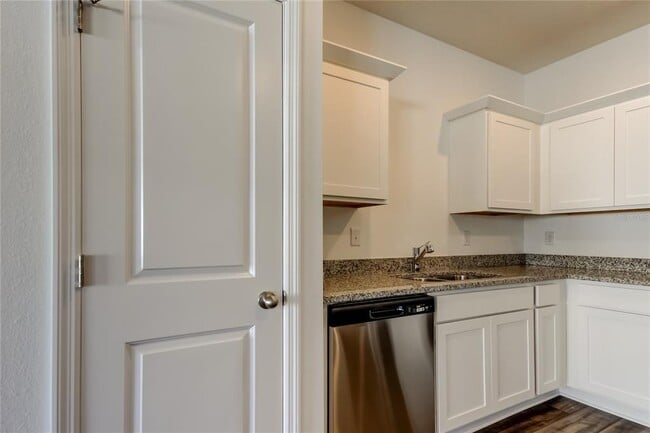 Building Photo - 11925 Sylvia St