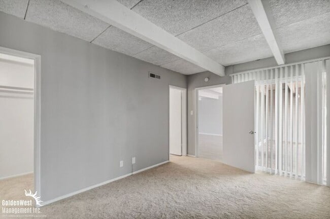Building Photo - Beautifully Renovated 2Bdm 2Ba Apartment in Phoenix - MI Special