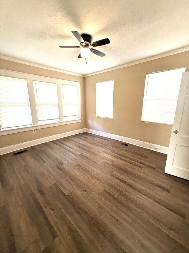 Building Photo - ** 2 Bed 2 bath located close to downtown ** Call 334-366-9198 to schedule a self tour