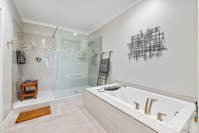 Building Photo - 6381 Via Stasera