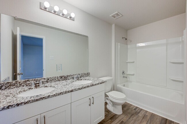 Building Photo - 4 bedroom home in Conroe!