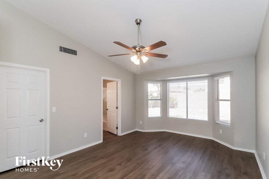 Building Photo - 1214 E Grovers Ave