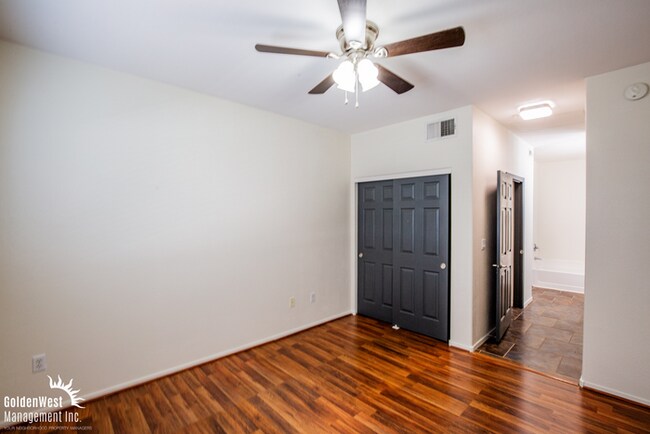 Building Photo - Stylish Upstairs 2Bdm 2Ba Condo in a Desir...