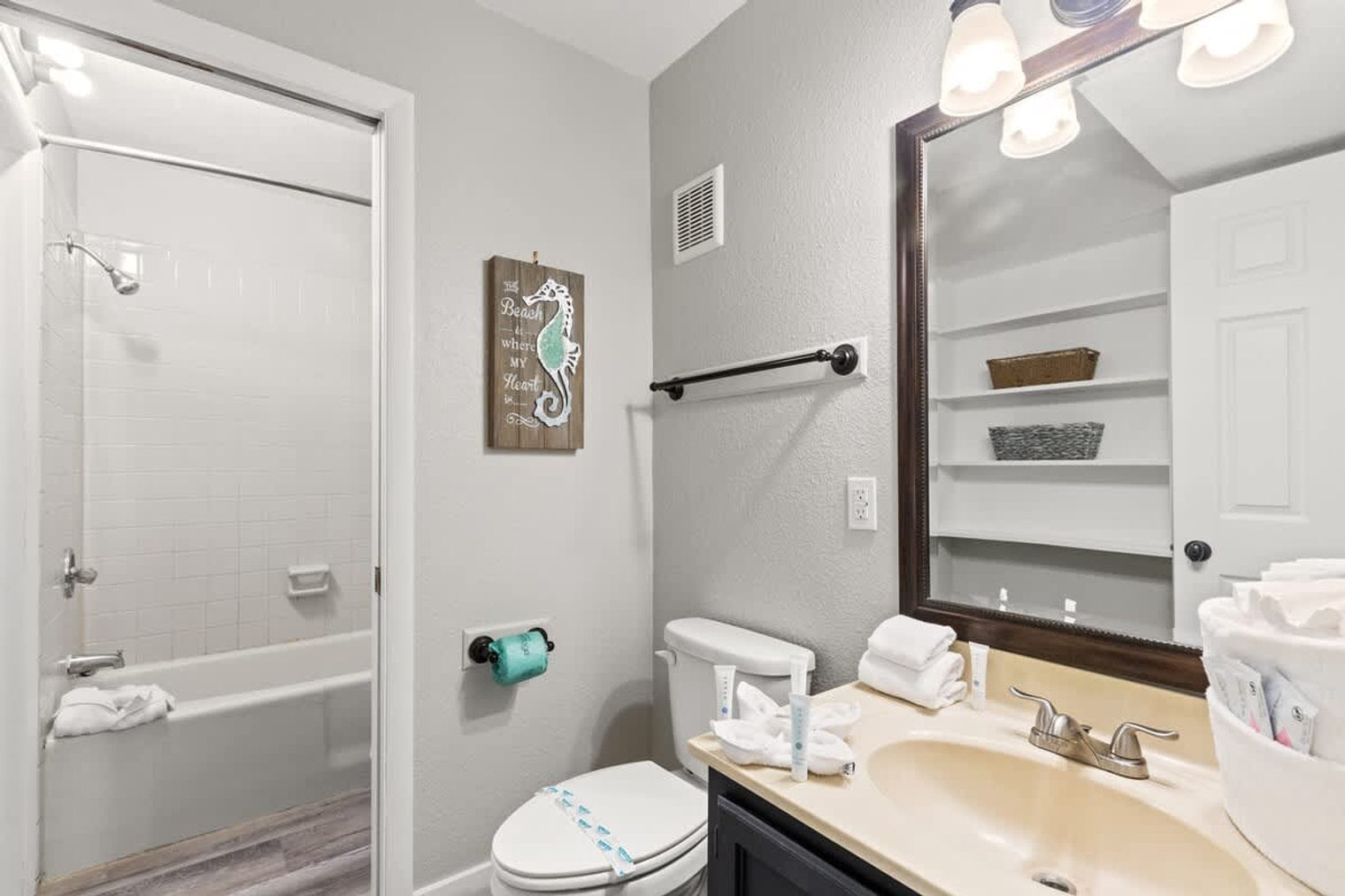 Building Photo - 8743 Thomas Dr