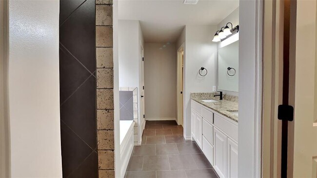 Building Photo - 6520 Bentwood Dr