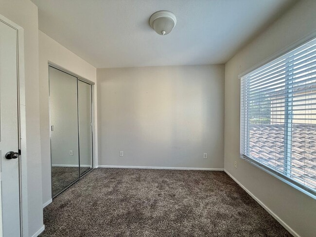 Building Photo - Two Bedroom Suite Townhome and Includes a Garage and Laundry!