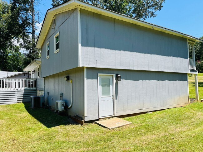Building Photo - Beautiful 3 bedroom, 3 bathroom with large...