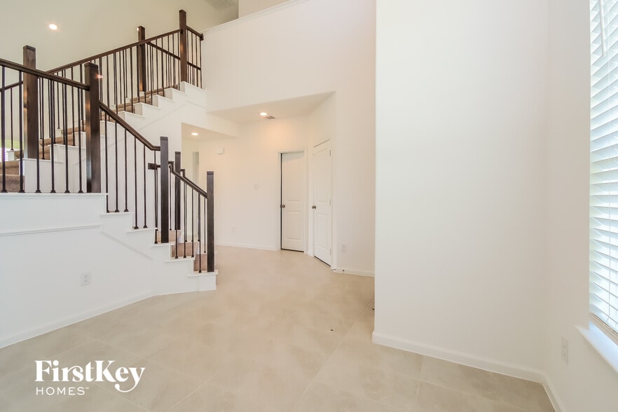 Building Photo - 9451 Vis Fls Trce