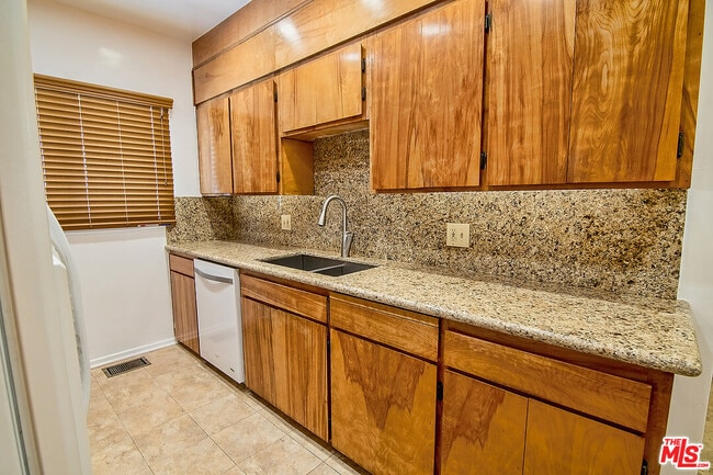 Building Photo - 1071 Cloverdale Ave