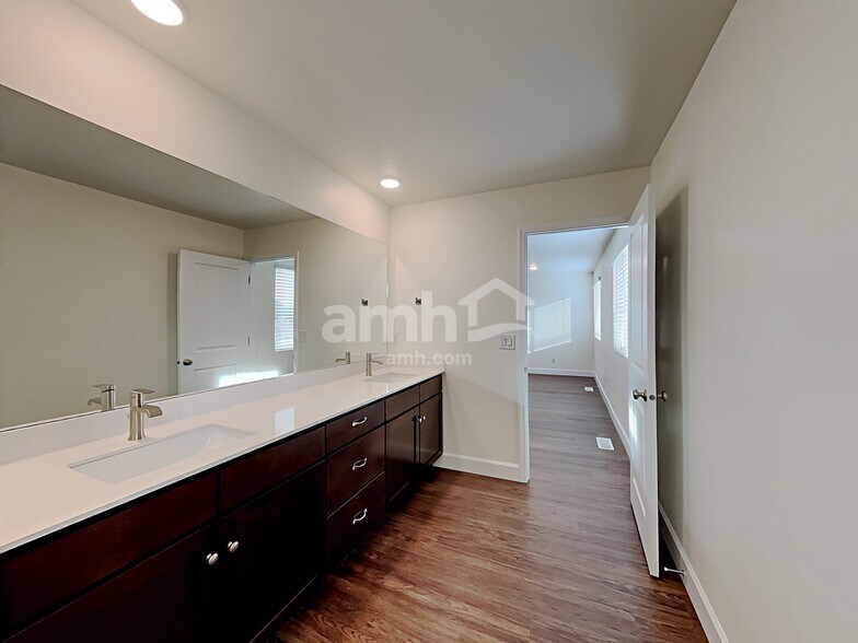 Building Photo - 9415 W Chino St