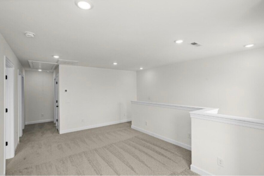 Building Photo - 5021 Salient Dr