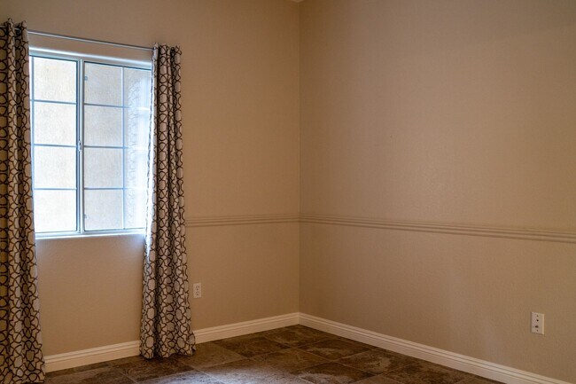 Building Photo - Ground floor spacious 2 Bedroom Condo near pool and gym