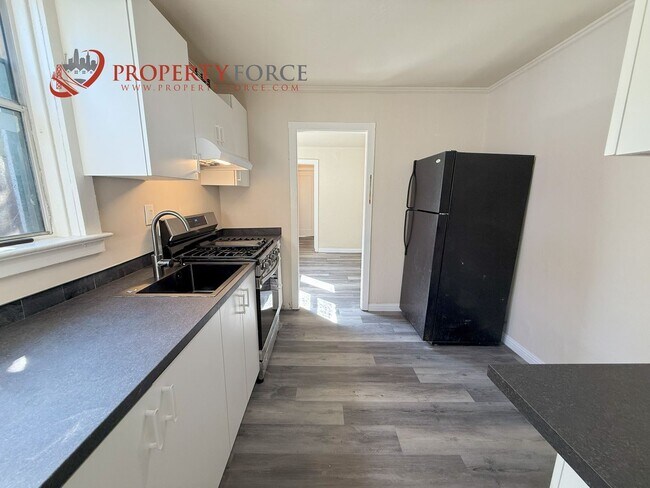 Building Photo - UPGRADED 1 BED 1 BATH  - OFFERED BY PROPER...