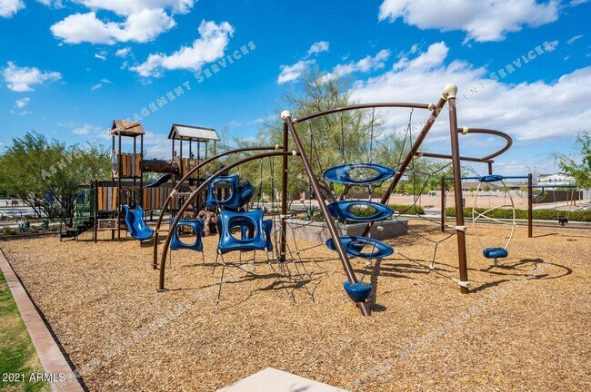 Building Photo - Luxury 3-Bedroom Townhome with Rooftop Dec...