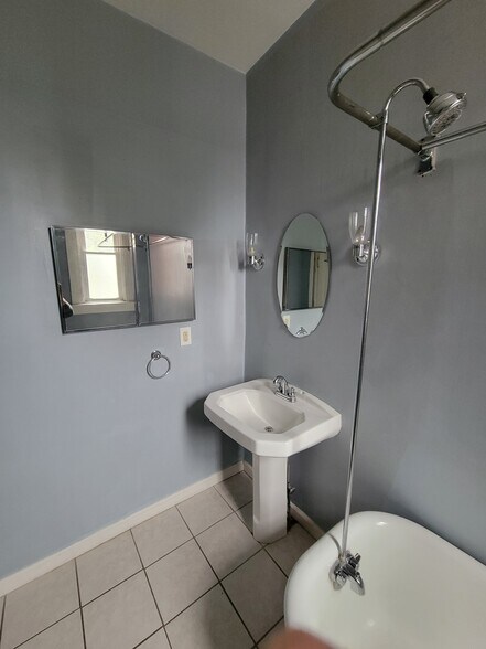 Building Photo - 416 6th Ave