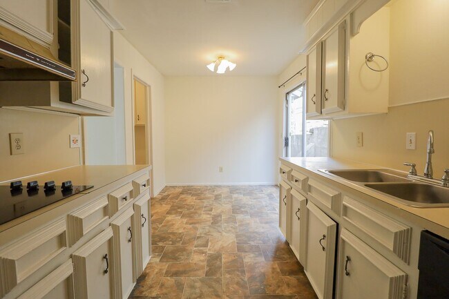 Building Photo - 3914 E 60th Pl