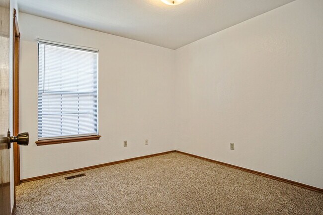 Building Photo - 8910 Oak Valley Dr