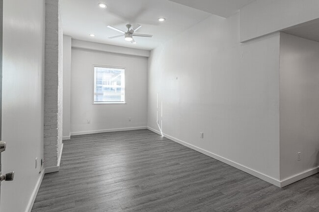 Building Photo - 916 Highview St