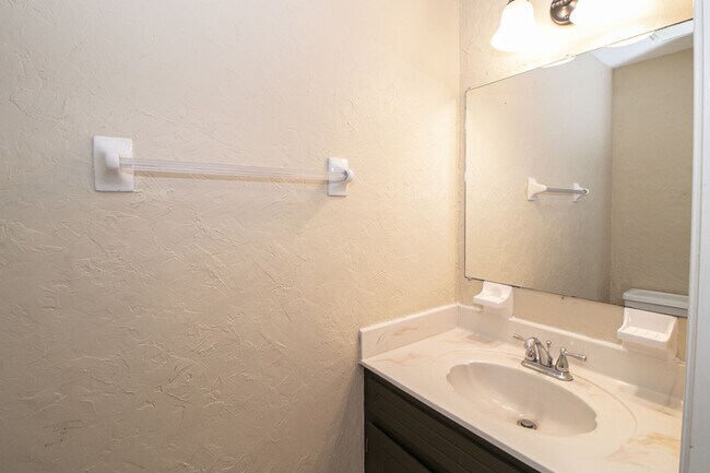 Building Photo - 1122 Rosebrook Dr