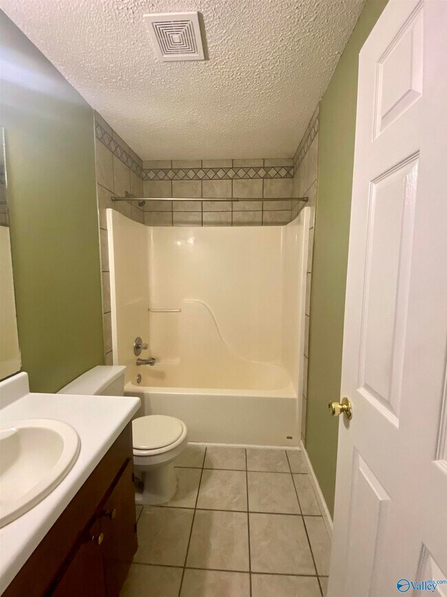 Building Photo - 242 Comet Dr
