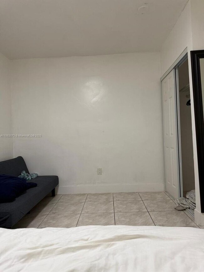 Building Photo - 826 SW 12th Ct