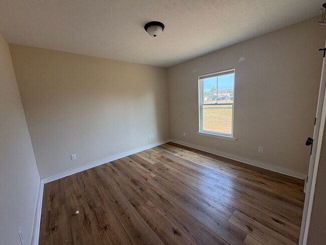 Building Photo - 3b/2Bth Home