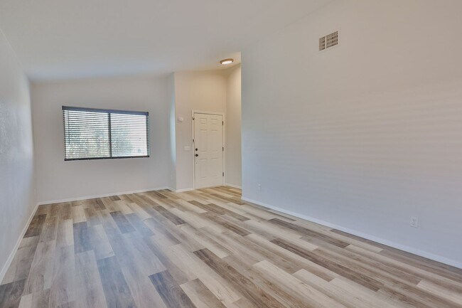 Building Photo - 4 Bedroom 2 Bathroom