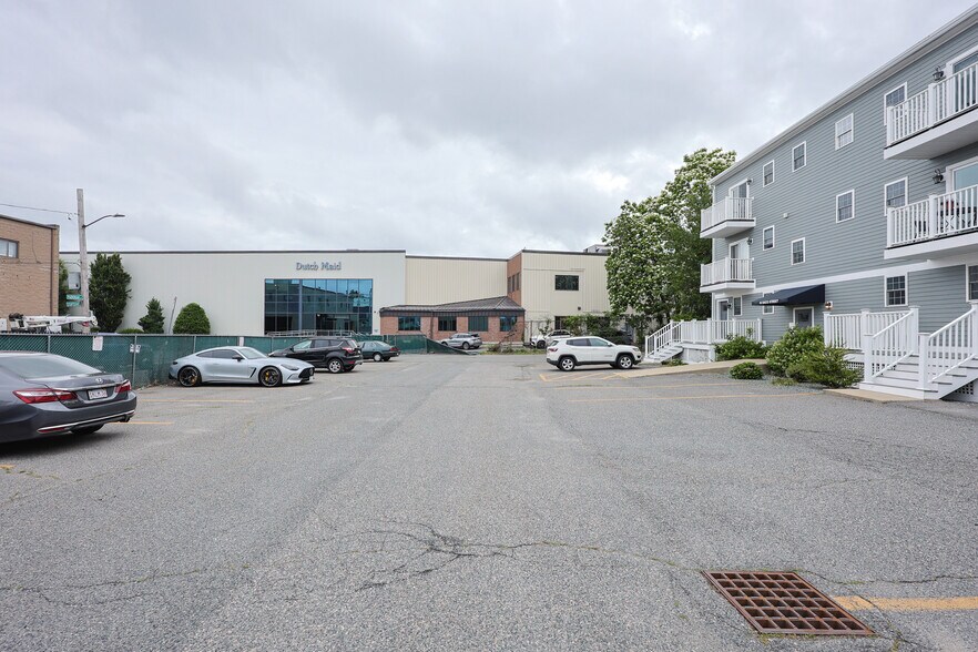 Building Photo - 16 Saco St
