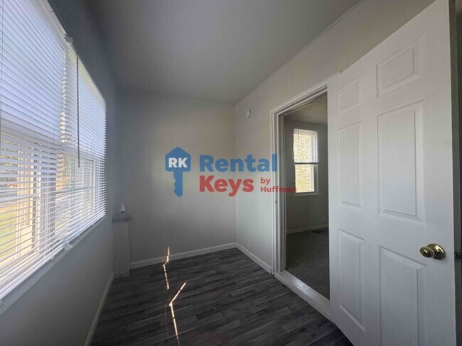 Building Photo - Two Bedroom House | Detached Garage