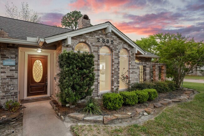 Building Photo - 2335 Eaglerock Dr