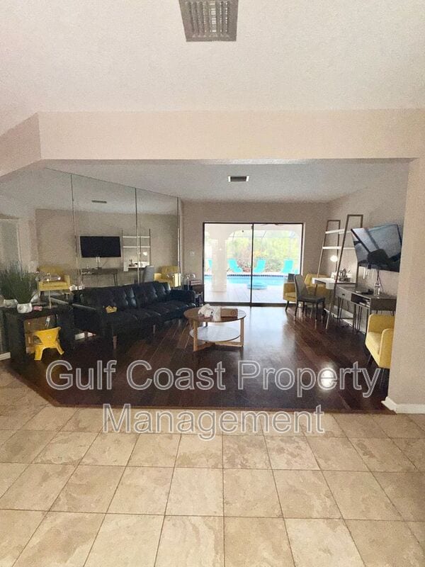 Building Photo - 2436 Abscott St