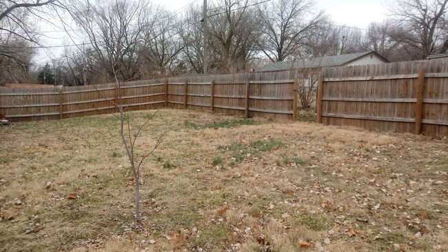Building Photo - 3BR rancher with appliances and garage. Pr...