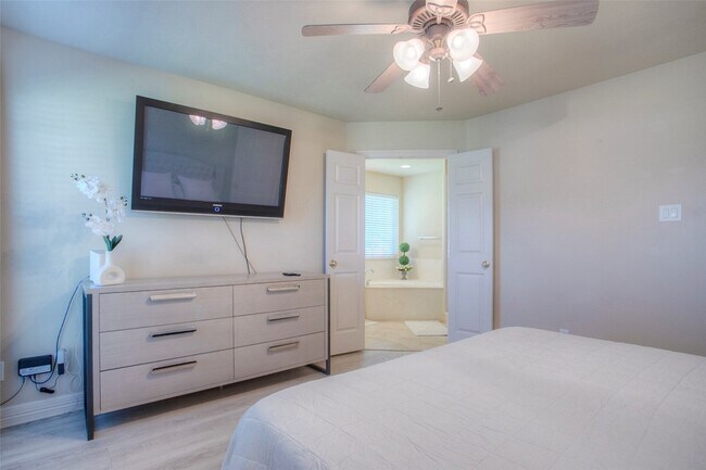 Building Photo - 824 Cherry Hills Dr