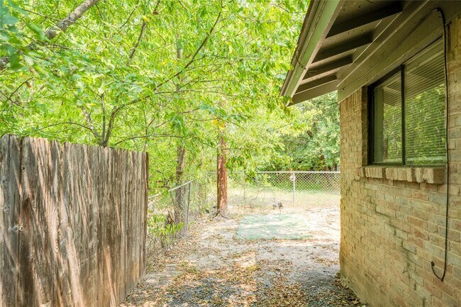 Building Photo - 838 N Meadows Dr