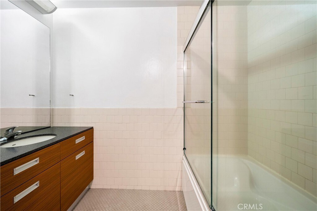 Building Photo - 738 S Los Angeles St