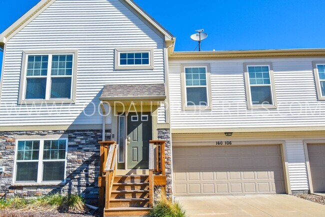 Building Photo - 2 Bedroom 2.5 Bath end unit Townhome in West Des Moines with attached garage