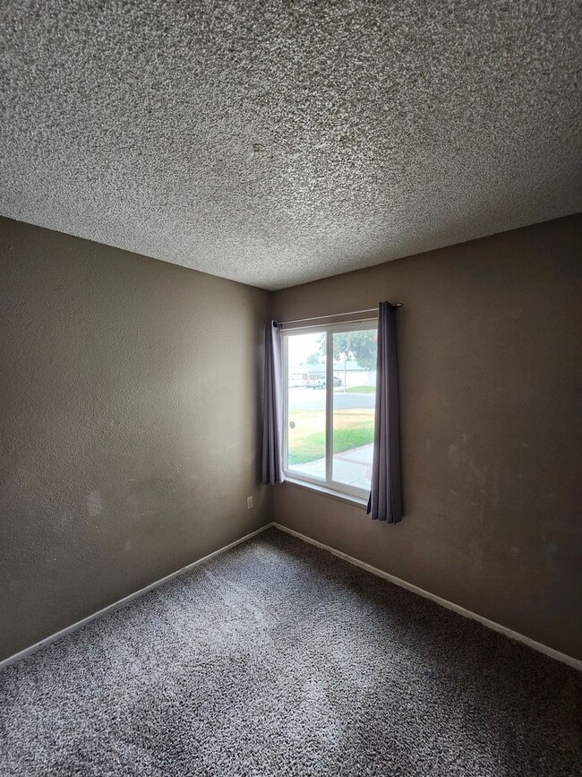 Building Photo - Inviting 3-Bedroom Home