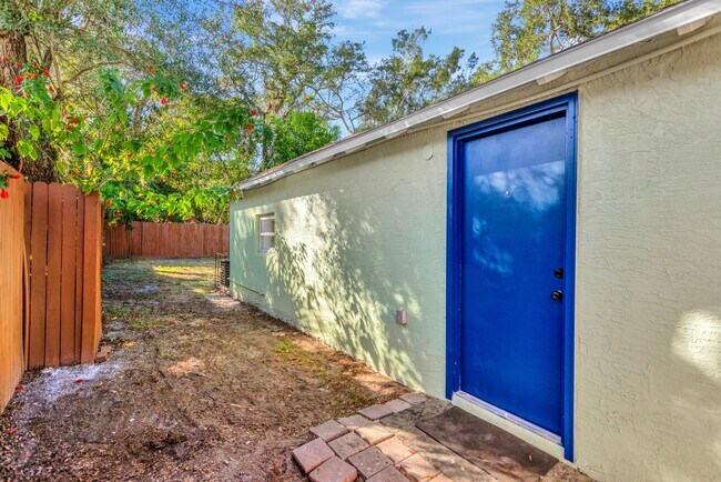 Building Photo - 551 1/2 Wildwood Way Ave