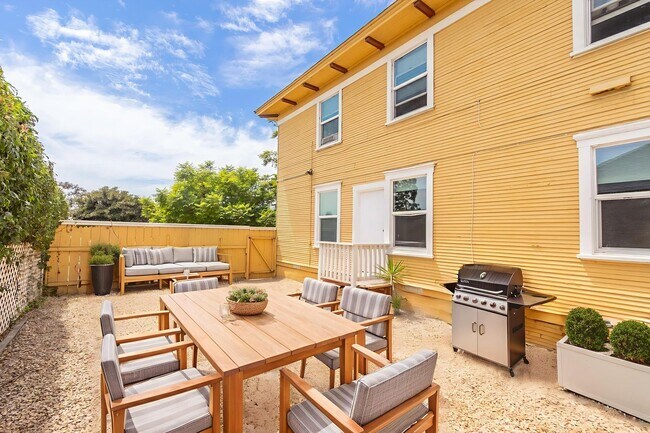 Primary Photo - Charming 1 Bed/1 Bath w/ Large Fenced Yard...