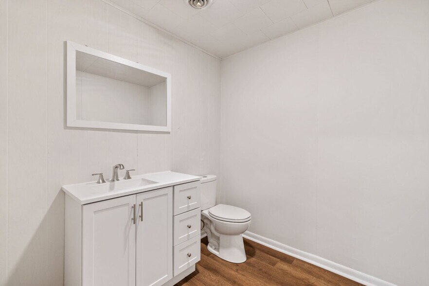Building Photo - 216 Oakview Dr