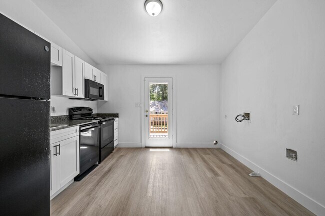 Building Photo - 2202 Magnolia Cir