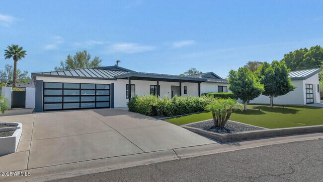 Primary Photo - 3420 E Oregon Ave