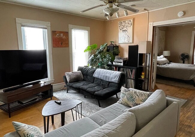 Primary Photo - 2411 Monroe St NE