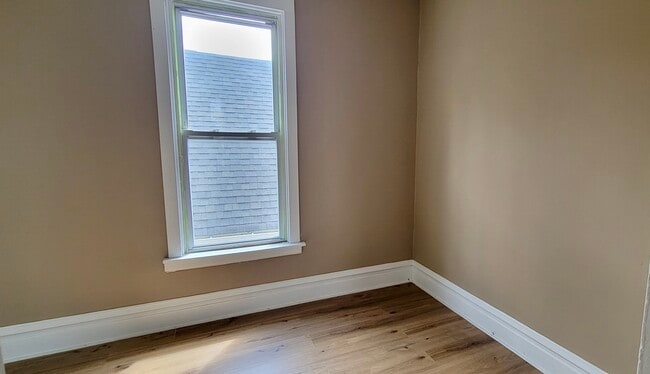 Building Photo - 2155 N Kilbourn Ave