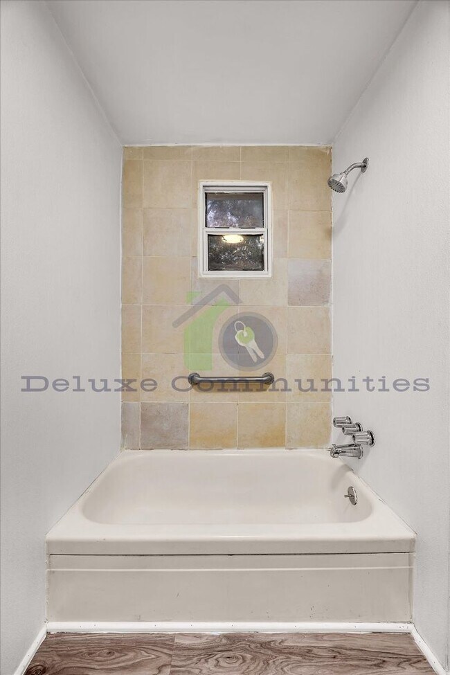 Building Photo - Charming 1 Bedroom with Natural Light & Ba...