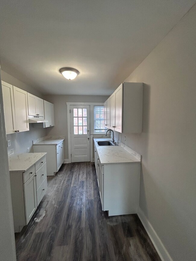 Building Photo - Available Now! | Fully Remodeled 2 Bed, 1 ...