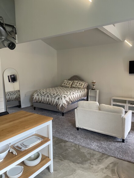 Queen size bed - 911 W Main