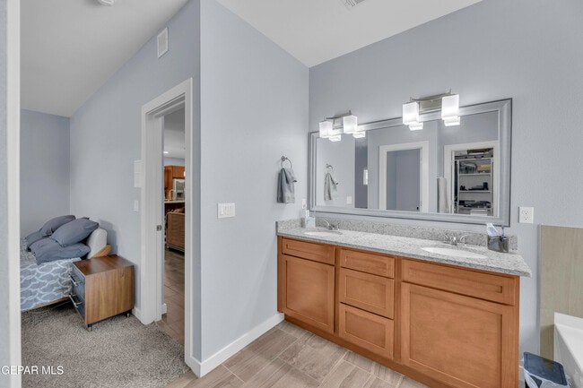 Building Photo - 12631 Mark Twain Ave