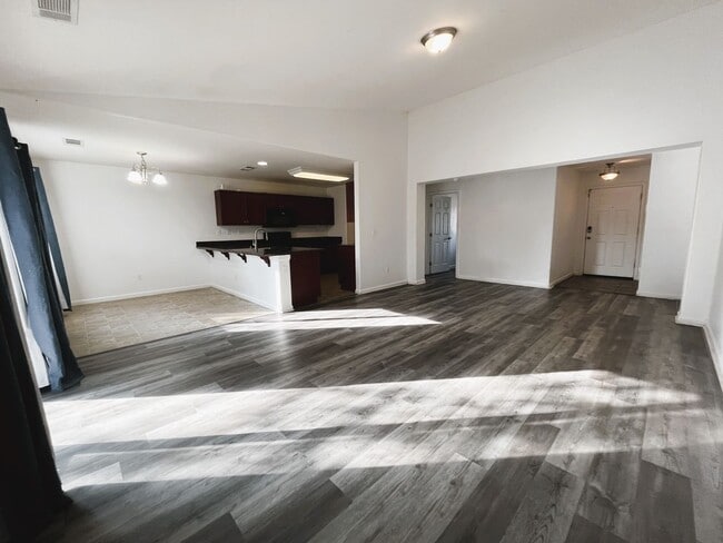 Primary Photo - Spacious 4-bedroom home!